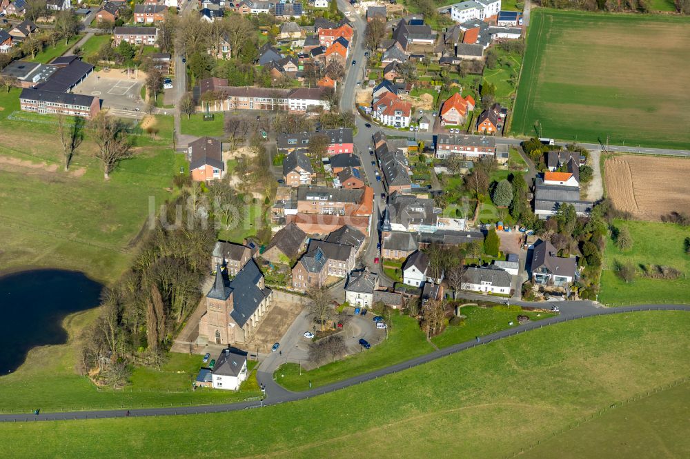 Bislich aus der Vogelperspektive: Ortsansicht am Rande von landwirtschaftlichen Feldern in Bislich im Bundesland Nordrhein-Westfalen, Deutschland