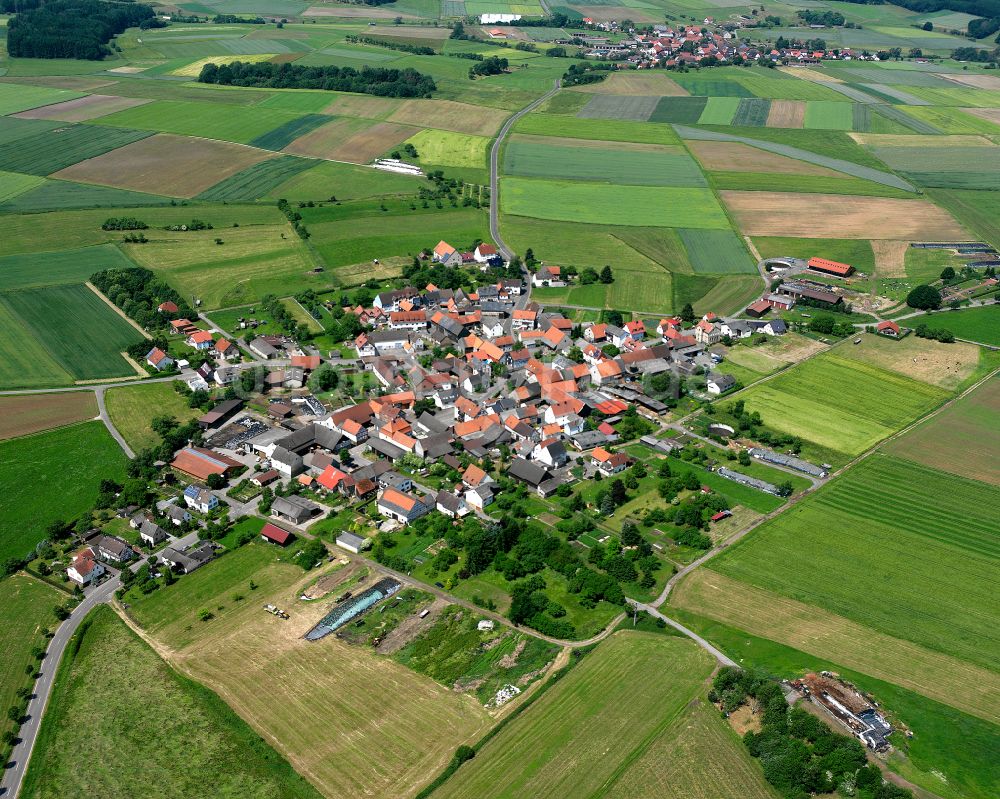 Bleidenrod aus der Vogelperspektive: Ortsansicht am Rande von landwirtschaftlichen Feldern in Bleidenrod im Bundesland Hessen, Deutschland