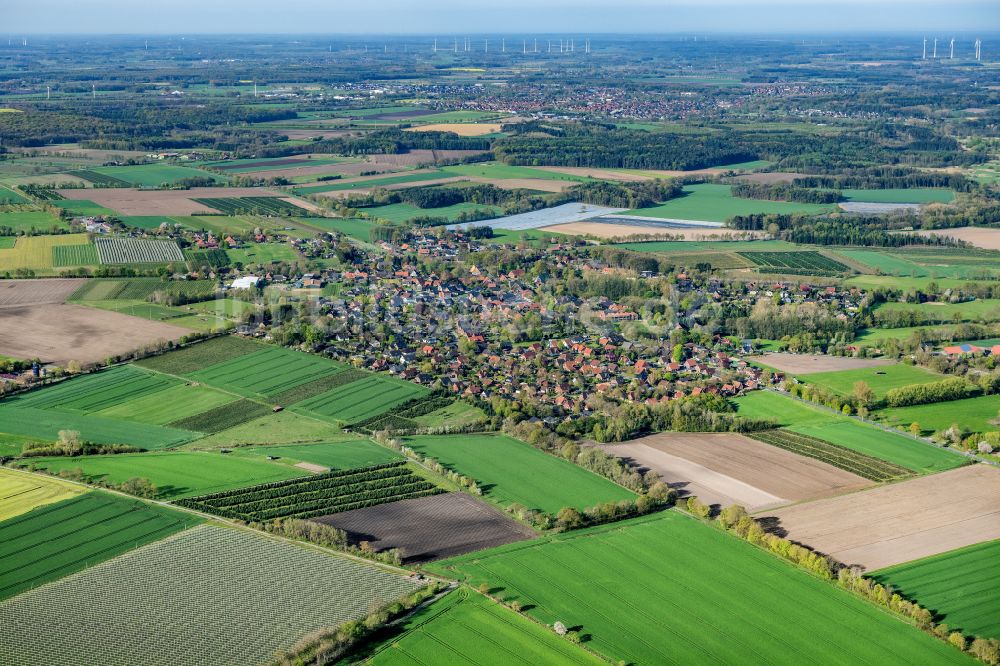 Bliedersdorf aus der Vogelperspektive: Ortsansicht am Rande von landwirtschaftlichen Feldern in Bliedersdorf im Bundesland Niedersachsen, Deutschland