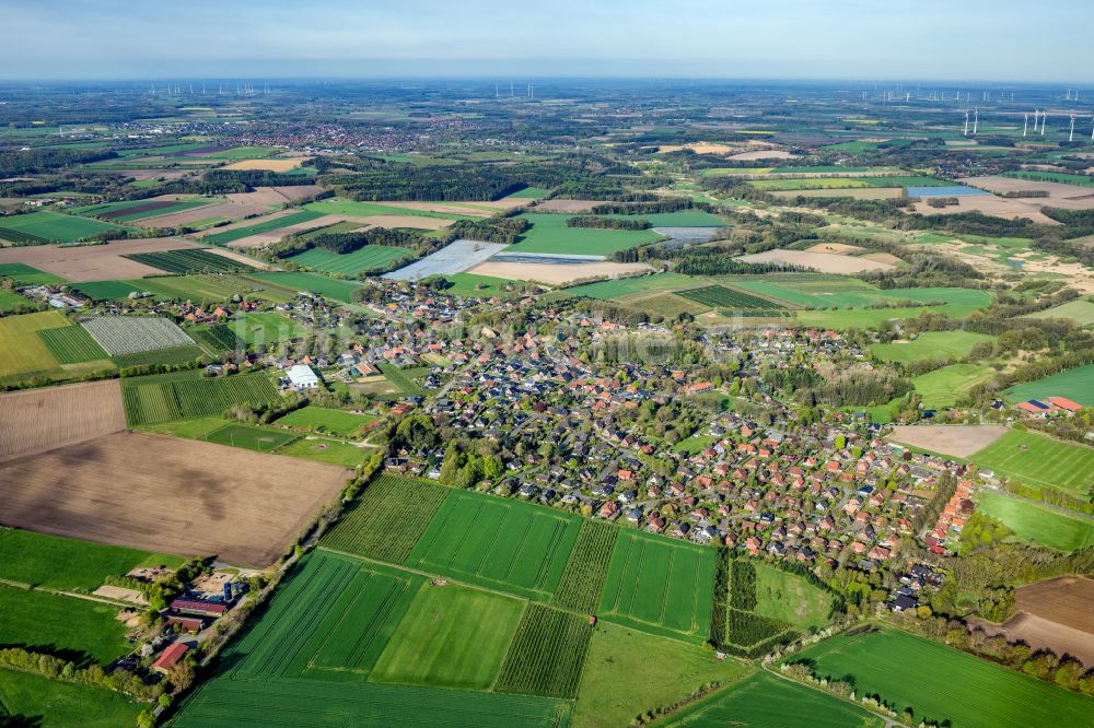 Bliedersdorf aus der Vogelperspektive: Ortsansicht am Rande von landwirtschaftlichen Feldern in Bliedersdorf im Bundesland Niedersachsen, Deutschland