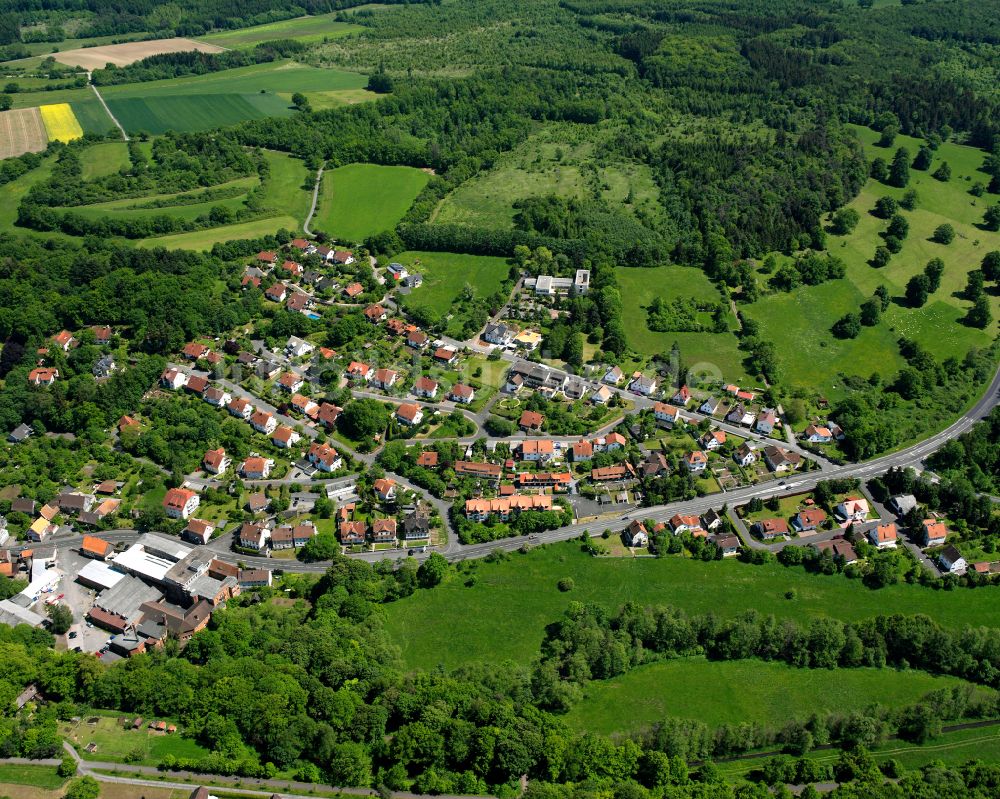 Blitzenrod aus der Vogelperspektive: Ortsansicht am Rande von landwirtschaftlichen Feldern in Blitzenrod im Bundesland Hessen, Deutschland