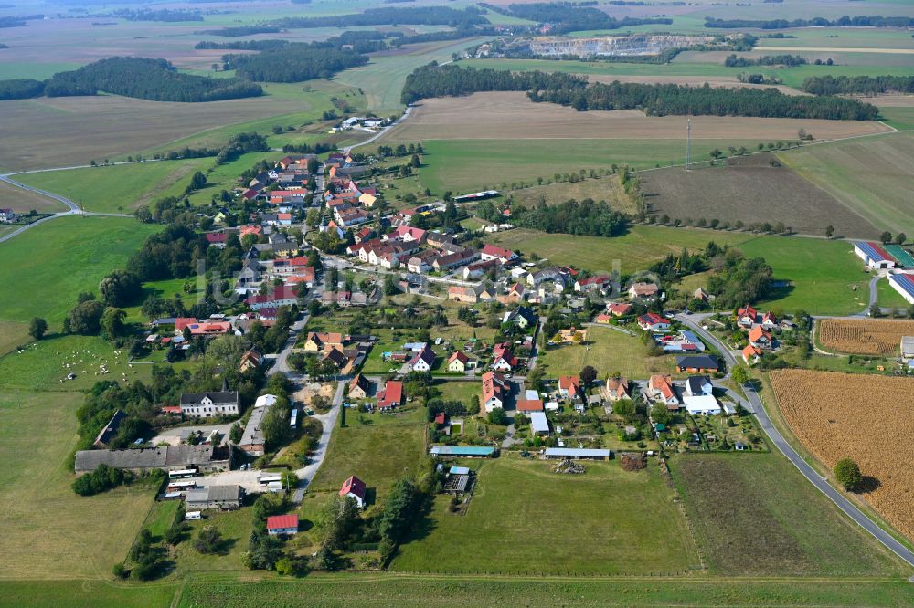 Luftaufnahme Blochwitz - Ortsansicht am Rande von landwirtschaftlichen Feldern in Blochwitz im Bundesland Sachsen, Deutschland