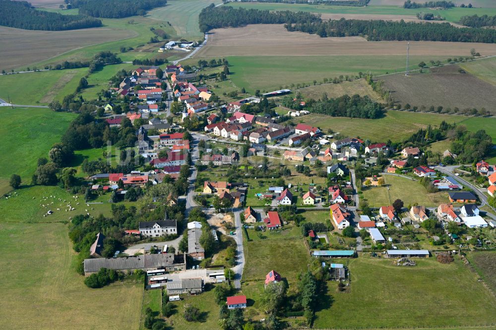 Blochwitz von oben - Ortsansicht am Rande von landwirtschaftlichen Feldern in Blochwitz im Bundesland Sachsen, Deutschland