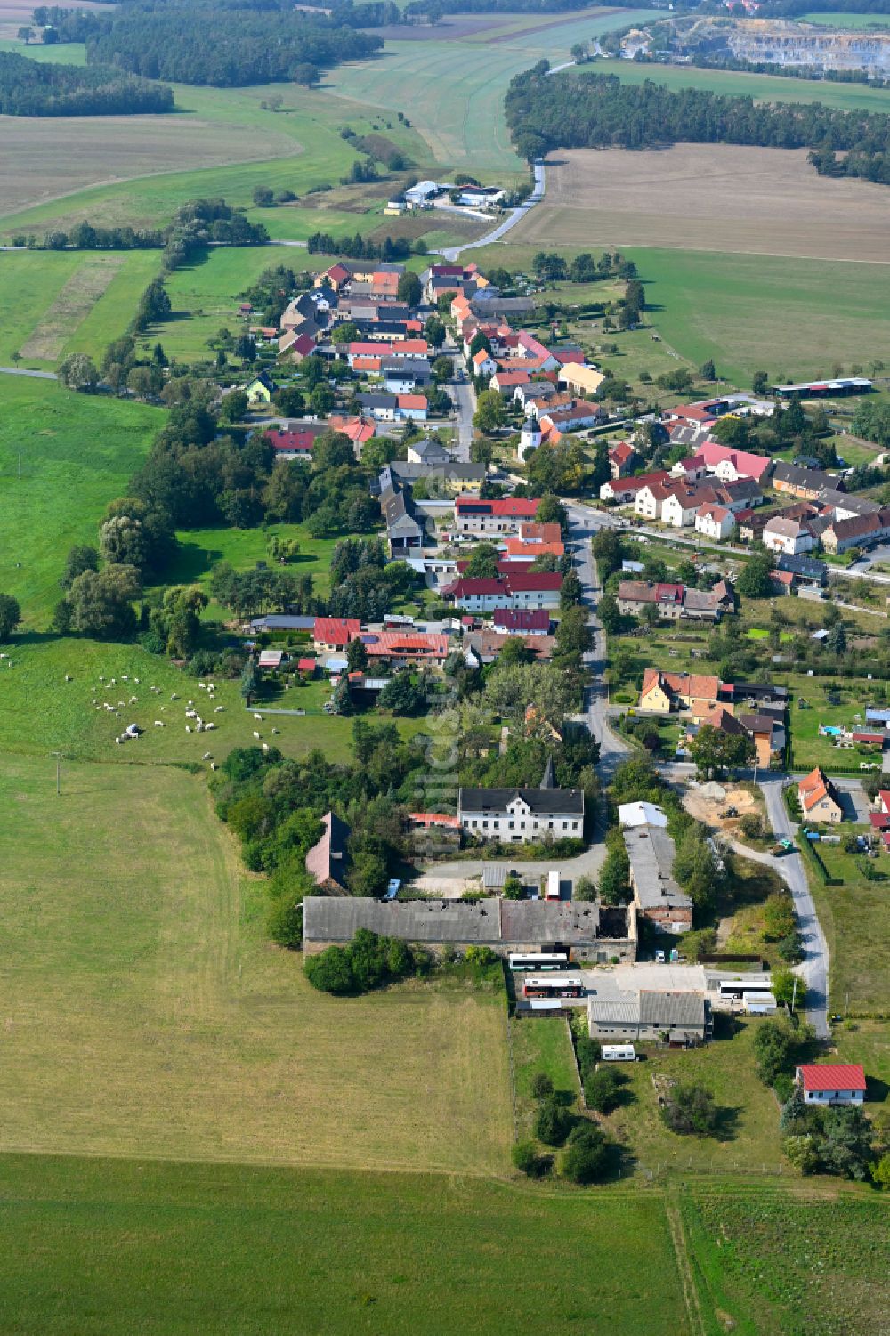 Blochwitz aus der Vogelperspektive: Ortsansicht am Rande von landwirtschaftlichen Feldern in Blochwitz im Bundesland Sachsen, Deutschland