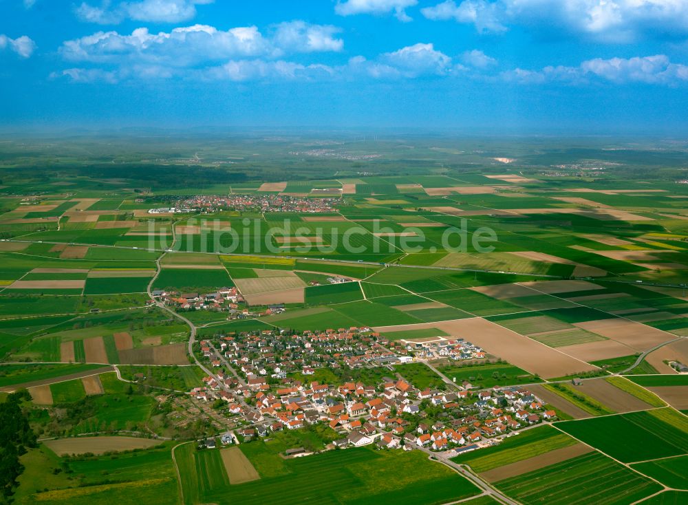 Bollingen von oben - Ortsansicht am Rande von landwirtschaftlichen Feldern in Bollingen im Bundesland Baden-Württemberg, Deutschland