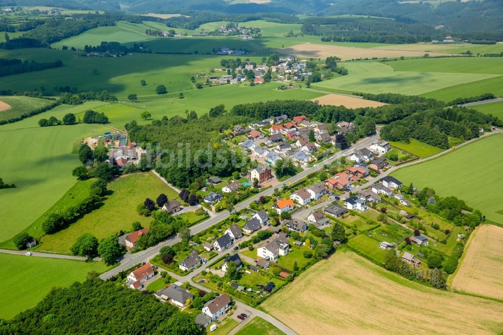 Luftaufnahme Branten - Ortsansicht am Rande von landwirtschaftlichen Feldern in Branten im Bundesland Nordrhein-Westfalen, Deutschland