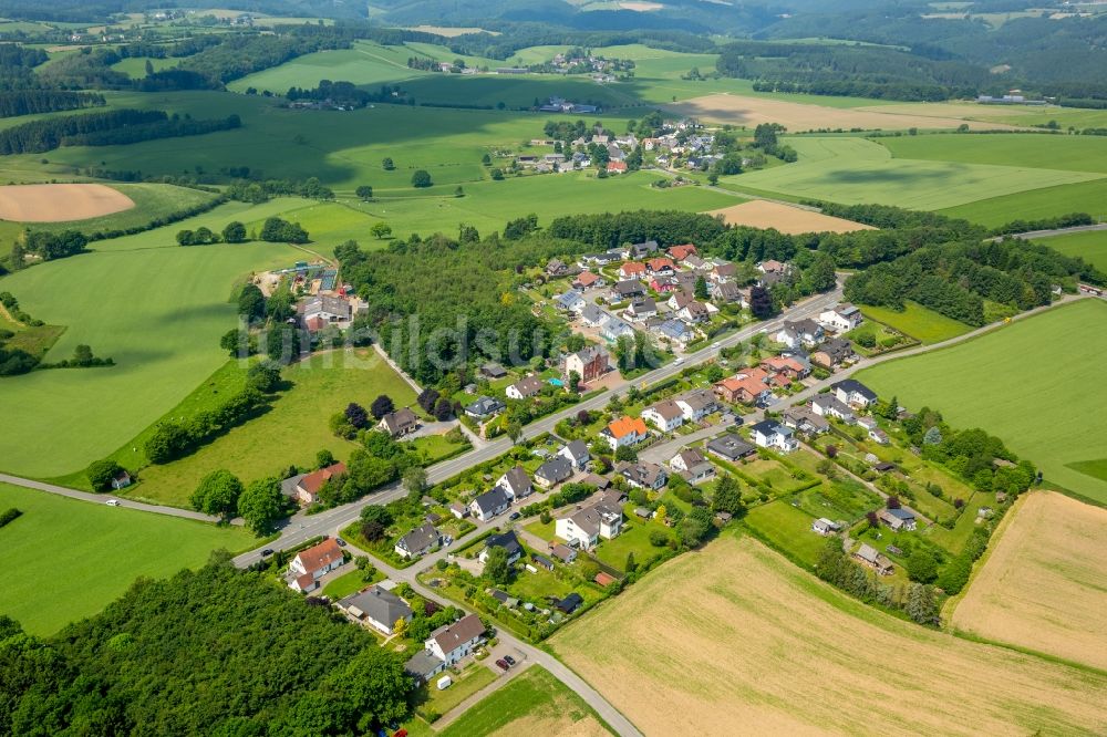 Branten von oben - Ortsansicht am Rande von landwirtschaftlichen Feldern in Branten im Bundesland Nordrhein-Westfalen, Deutschland