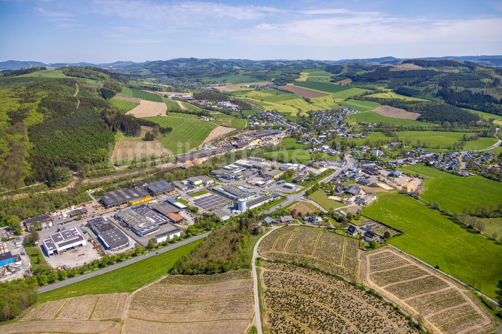 Bremke aus der Vogelperspektive: Ortsansicht am Rande von landwirtschaftlichen Feldern in Bremke im Bundesland Nordrhein-Westfalen, Deutschland