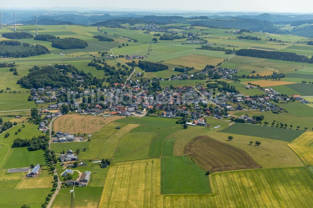 Luftaufnahme Brilon - Ortsansicht am Rande von landwirtschaftlichen Feldern in Brilon im Bundesland Nordrhein-Westfalen, Deutschland