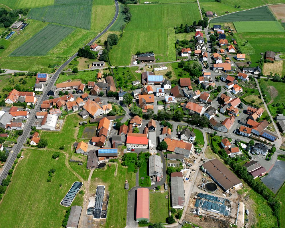 Luftaufnahme Büßfeld - Ortsansicht am Rande von landwirtschaftlichen Feldern in Büßfeld im Bundesland Hessen, Deutschland