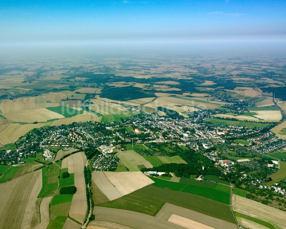 Burkersdorf aus der Vogelperspektive: Ortsansicht am Rande von landwirtschaftlichen Feldern in Burkersdorf im Bundesland Sachsen, Deutschland