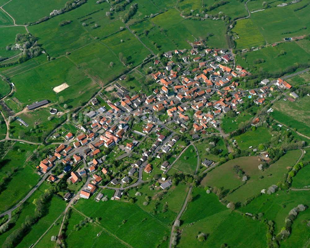 Burkhards aus der Vogelperspektive: Ortsansicht am Rande von landwirtschaftlichen Feldern in Burkhards im Bundesland Hessen, Deutschland