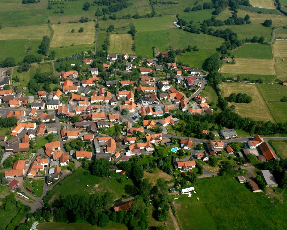 Luftbild Burkhards - Ortsansicht am Rande von landwirtschaftlichen Feldern in Burkhards im Bundesland Hessen, Deutschland