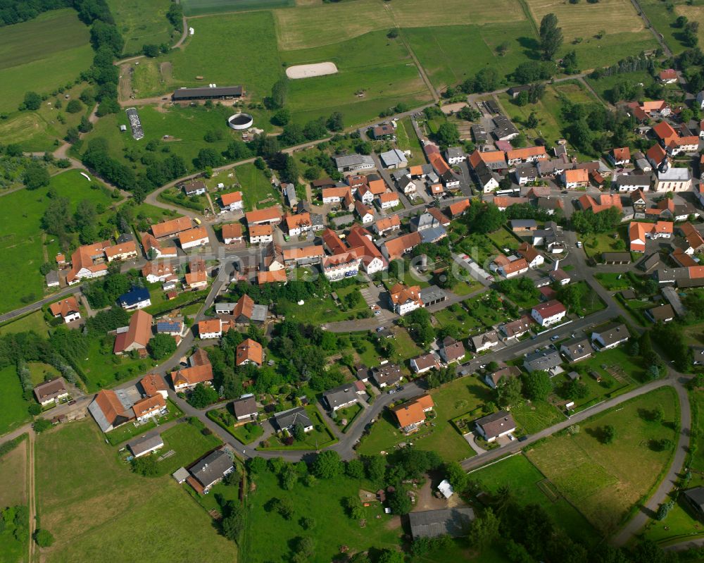 Luftaufnahme Burkhards - Ortsansicht am Rande von landwirtschaftlichen Feldern in Burkhards im Bundesland Hessen, Deutschland