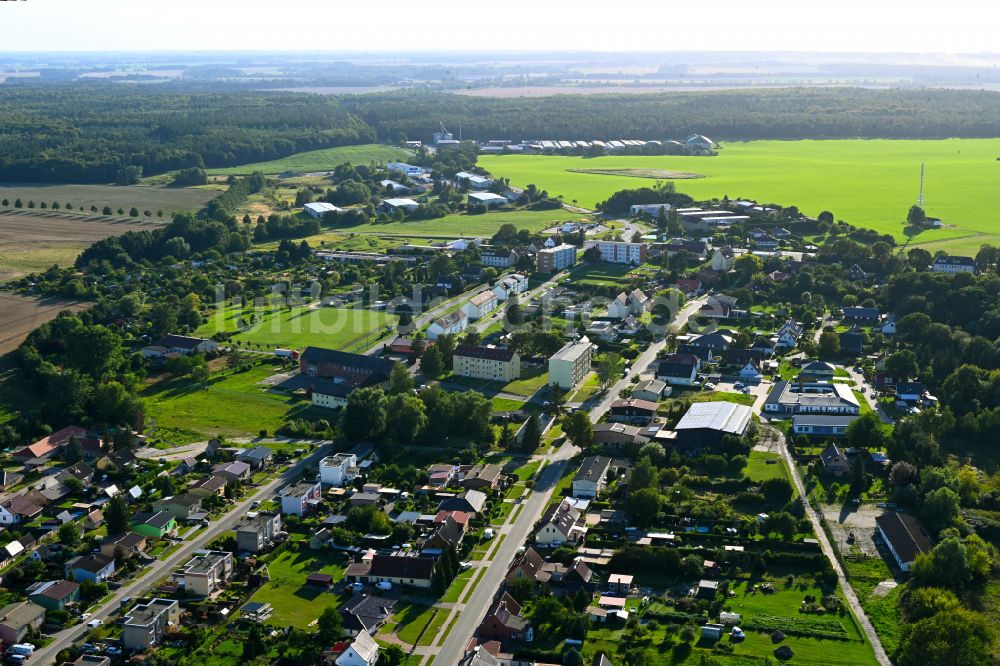 Burow von oben - Ortsansicht am Rande von landwirtschaftlichen Feldern in Burow im Bundesland Mecklenburg-Vorpommern, Deutschland