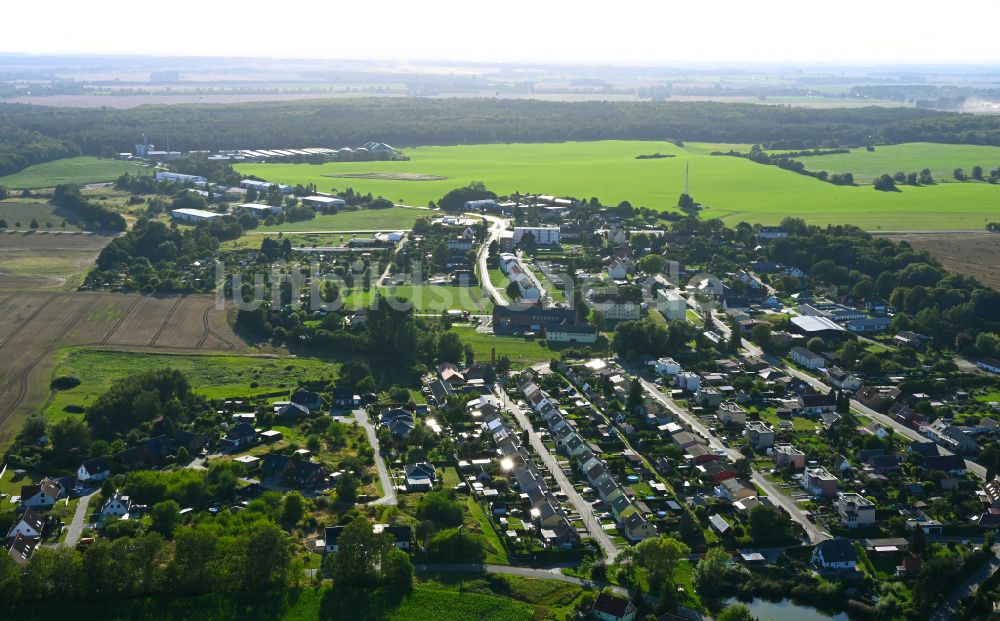 Luftbild Burow - Ortsansicht am Rande von landwirtschaftlichen Feldern in Burow im Bundesland Mecklenburg-Vorpommern, Deutschland