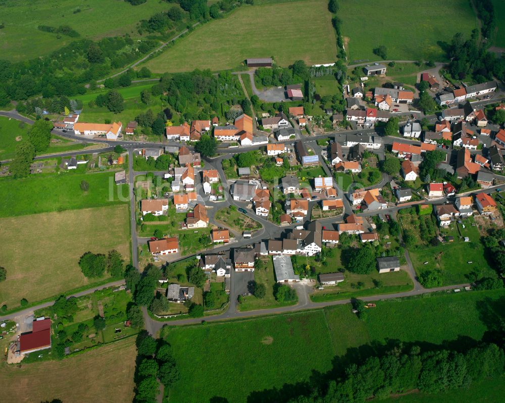 Busenborn von oben - Ortsansicht am Rande von landwirtschaftlichen Feldern in Busenborn im Bundesland Hessen, Deutschland