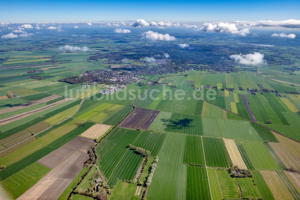 Luftaufnahme Cadenberge - Ortsansicht am Rande von landwirtschaftlichen Feldern in Cadenberge im Bundesland Niedersachsen, Deutschland