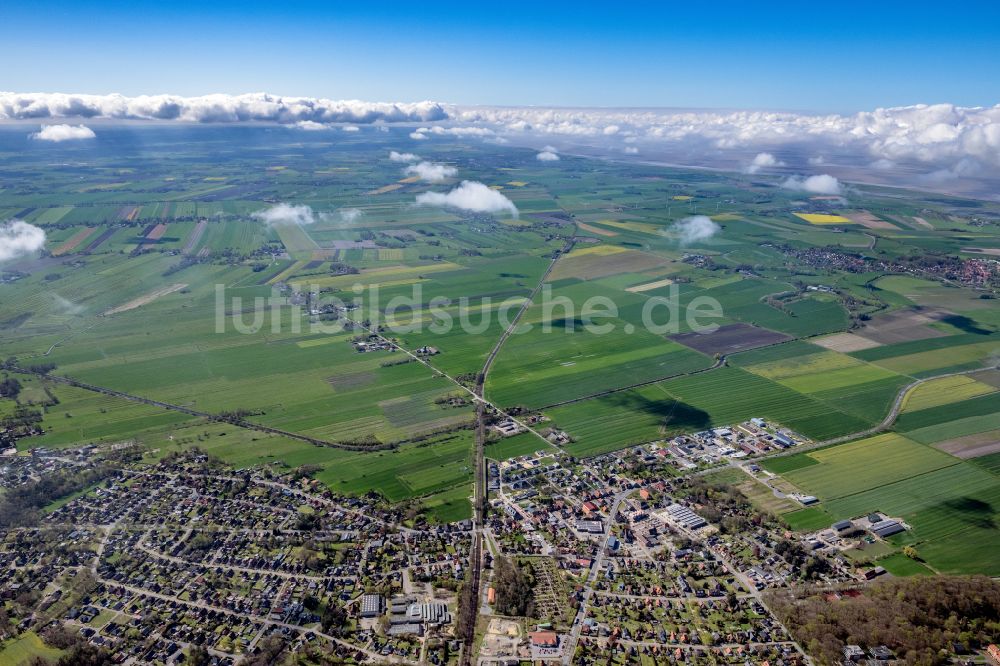 Cadenberge von oben - Ortsansicht am Rande von landwirtschaftlichen Feldern in Cadenberge im Bundesland Niedersachsen, Deutschland