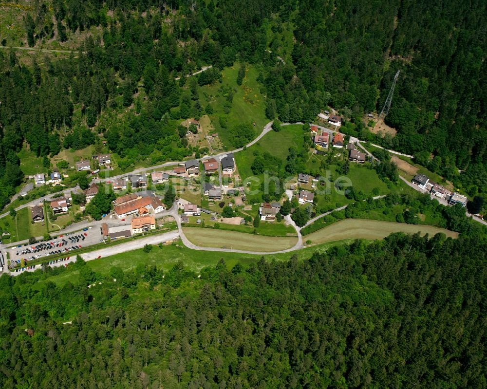 Calmbach von oben - Ortsansicht am Rande von landwirtschaftlichen Feldern in Calmbach im Bundesland Baden-Württemberg, Deutschland