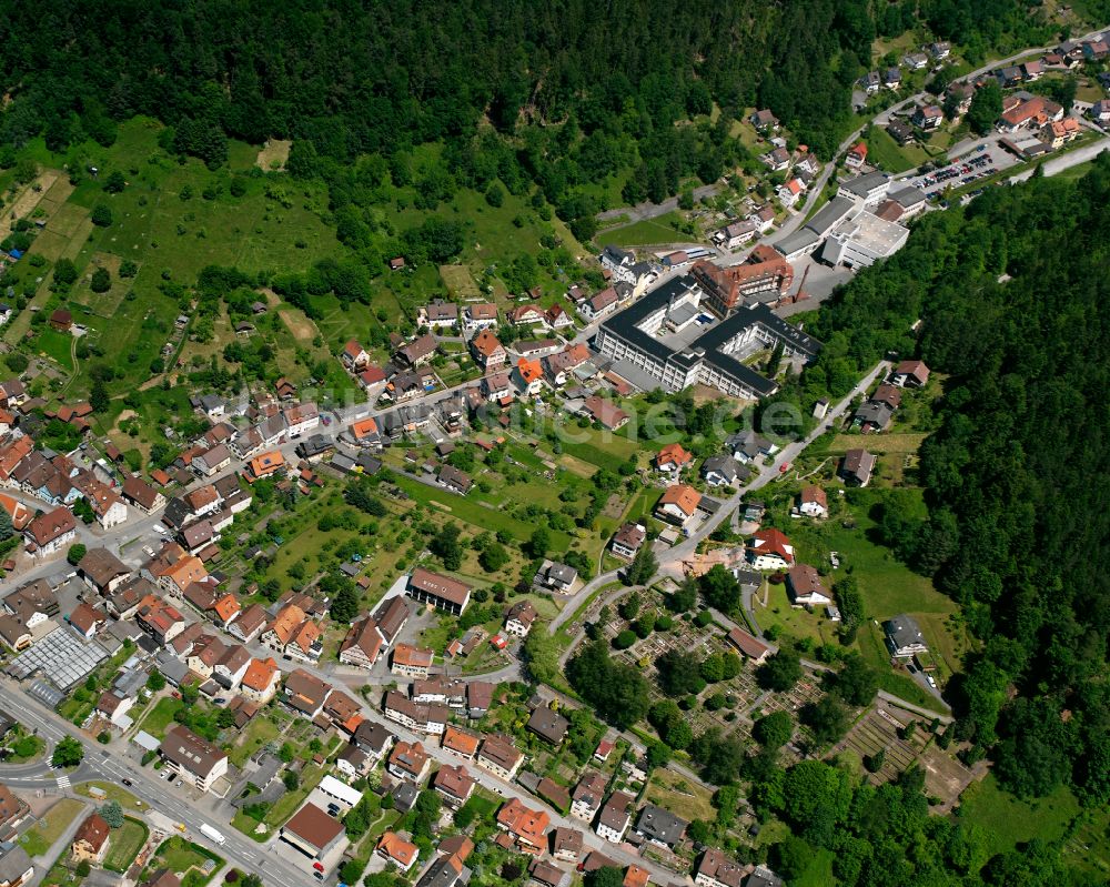 Calmbach aus der Vogelperspektive: Ortsansicht am Rande von landwirtschaftlichen Feldern in Calmbach im Bundesland Baden-Württemberg, Deutschland