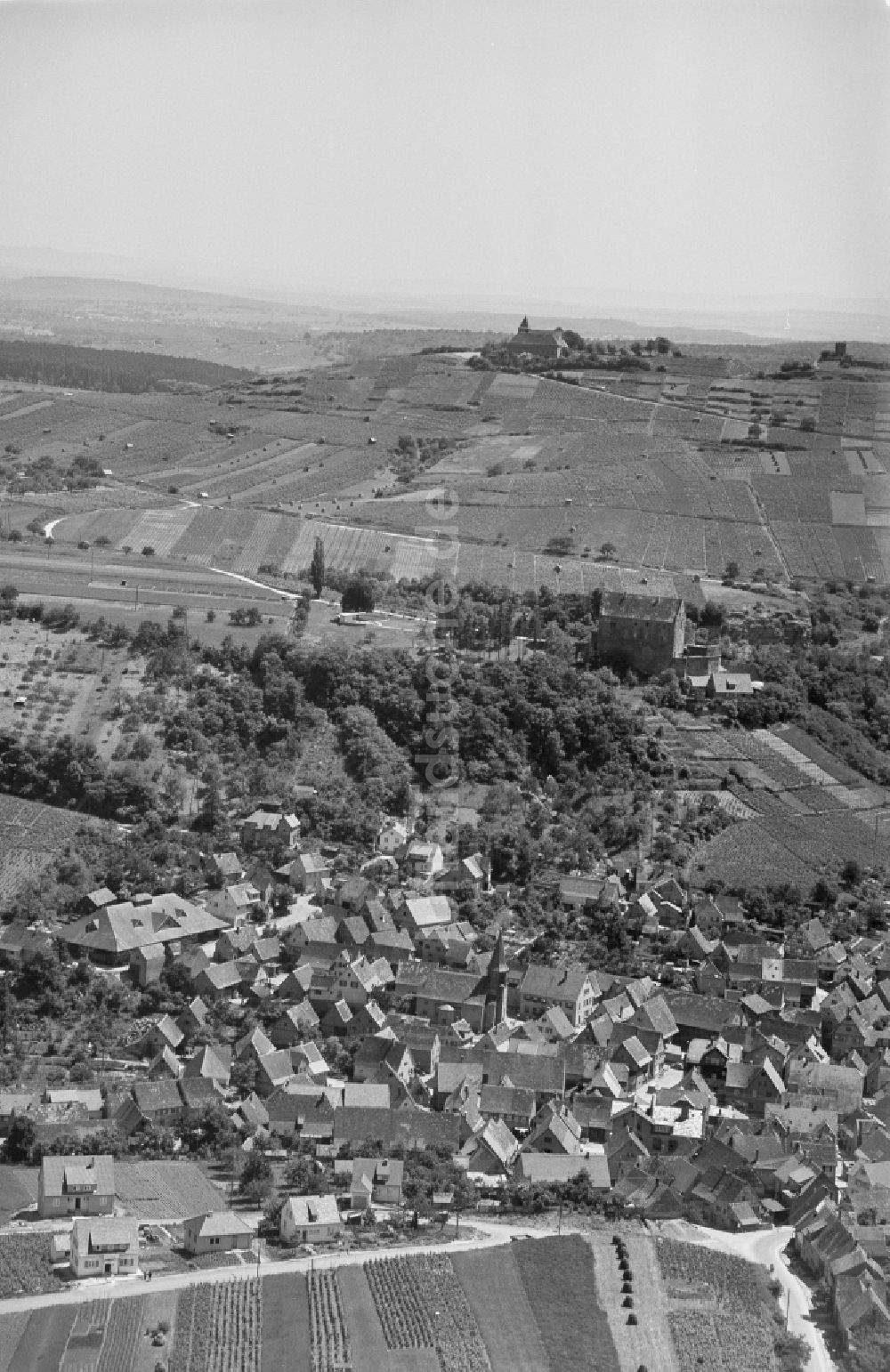 Cleebronn von oben - Ortsansicht am Rande von landwirtschaftlichen Feldern in Cleebronn im Bundesland Baden-Württemberg, Deutschland