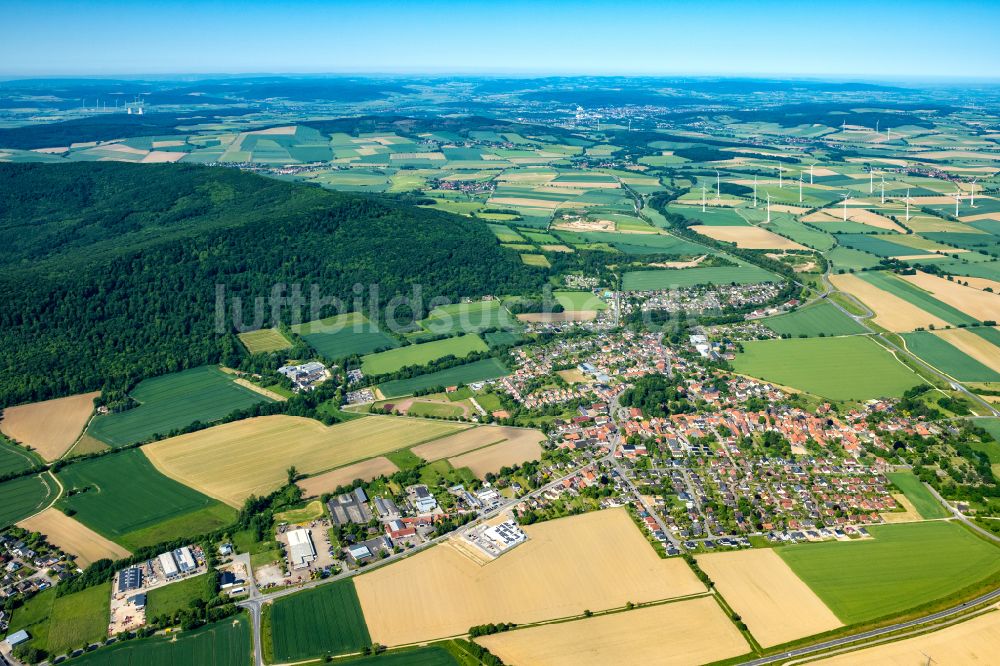 Coppenbrügge aus der Vogelperspektive: Ortsansicht am Rande von landwirtschaftlichen Feldern in Coppenbrügge im Bundesland Niedersachsen, Deutschland