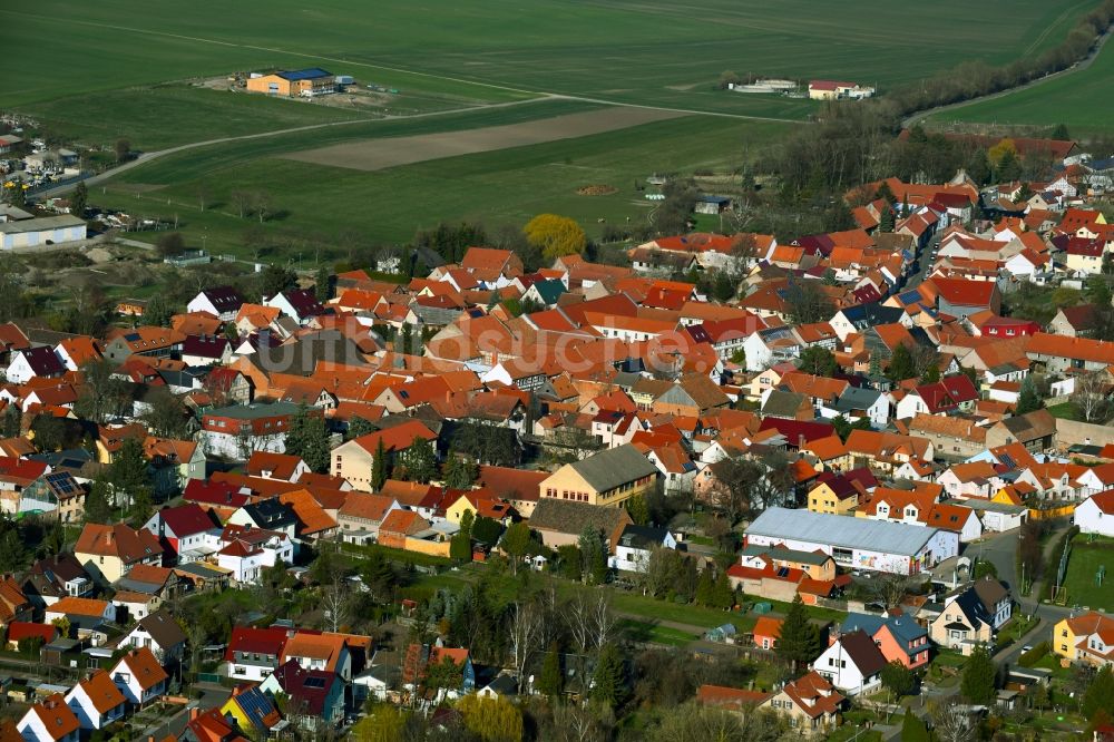 Luftbild Dachwig - Ortsansicht am Rande von landwirtschaftlichen Feldern in Dachwig im Bundesland Thüringen, Deutschland