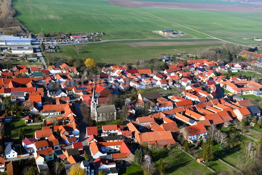 Dachwig von oben - Ortsansicht am Rande von landwirtschaftlichen Feldern in Dachwig im Bundesland Thüringen, Deutschland