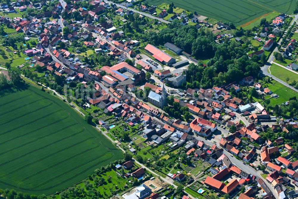 Dardesheim von oben - Ortsansicht am Rande von landwirtschaftlichen Feldern in Dardesheim im Bundesland Sachsen-Anhalt, Deutschland