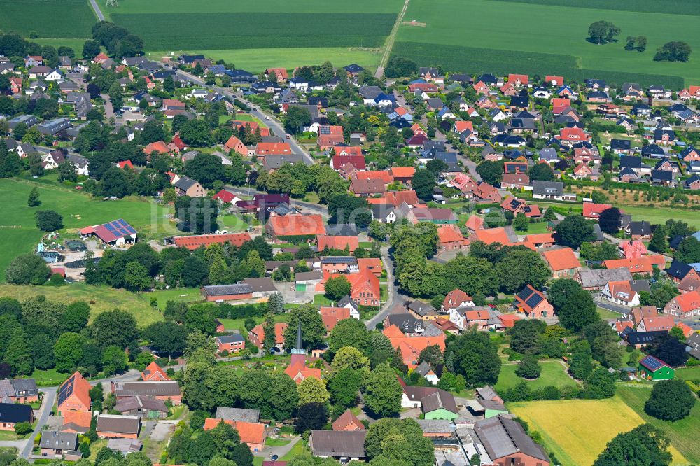 Luftaufnahme Debstedt - Ortsansicht am Rande von landwirtschaftlichen Feldern in Debstedt im Bundesland Niedersachsen, Deutschland