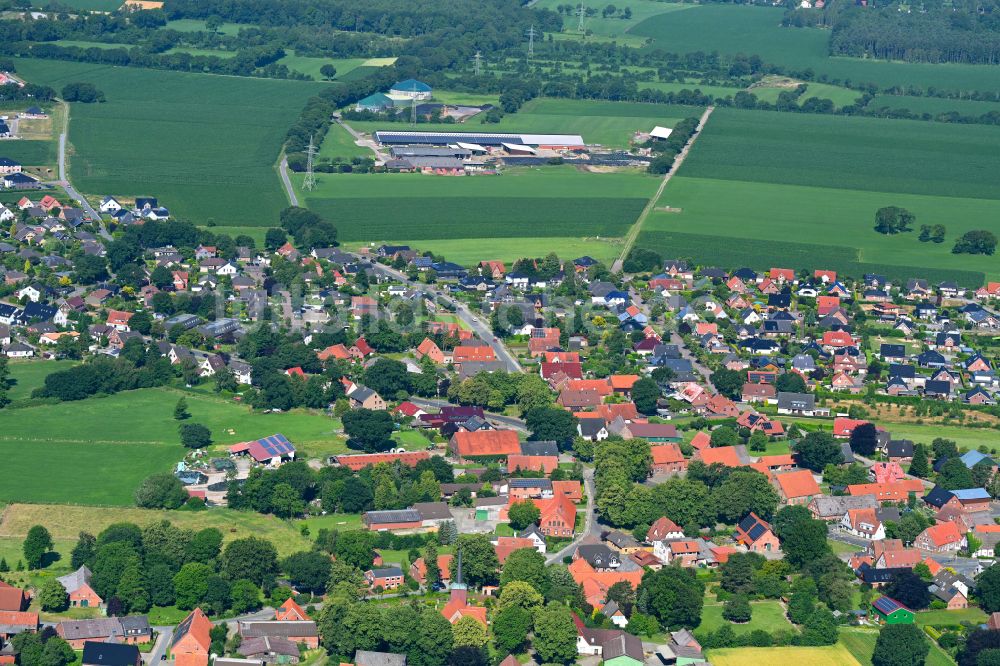 Debstedt von oben - Ortsansicht am Rande von landwirtschaftlichen Feldern in Debstedt im Bundesland Niedersachsen, Deutschland