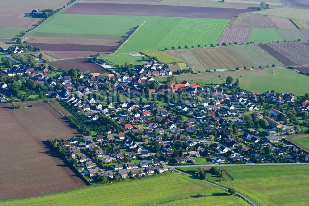Deensen aus der Vogelperspektive: Ortsansicht am Rande von landwirtschaftlichen Feldern in Deensen im Bundesland Niedersachsen, Deutschland
