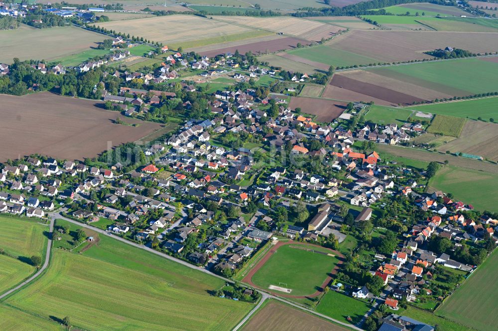 Luftbild Deensen - Ortsansicht am Rande von landwirtschaftlichen Feldern in Deensen im Bundesland Niedersachsen, Deutschland