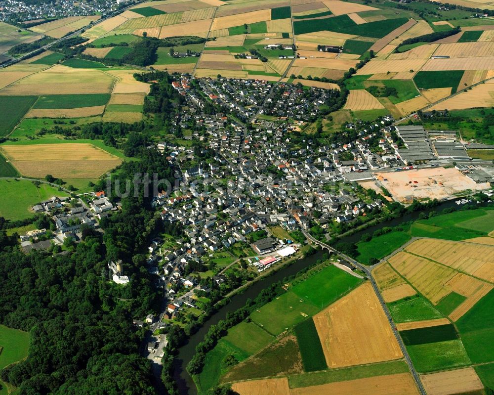 Dehrn aus der Vogelperspektive: Ortsansicht am Rande von landwirtschaftlichen Feldern in Dehrn im Bundesland Hessen, Deutschland