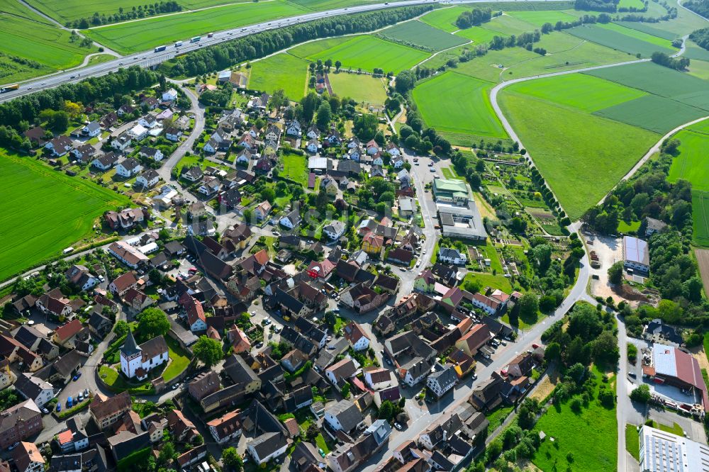 Luftaufnahme Dertingen - Ortsansicht am Rande von landwirtschaftlichen Feldern in Dertingen im Bundesland Baden-Württemberg, Deutschland