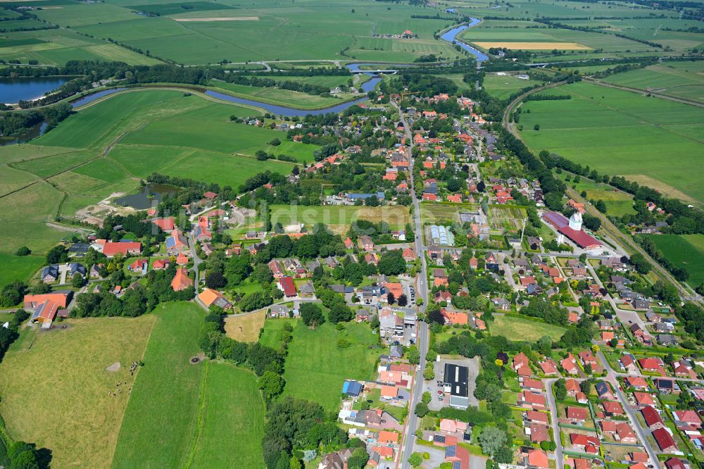 Detern von oben - Ortsansicht am Rande von landwirtschaftlichen Feldern in Detern im Bundesland Niedersachsen, Deutschland