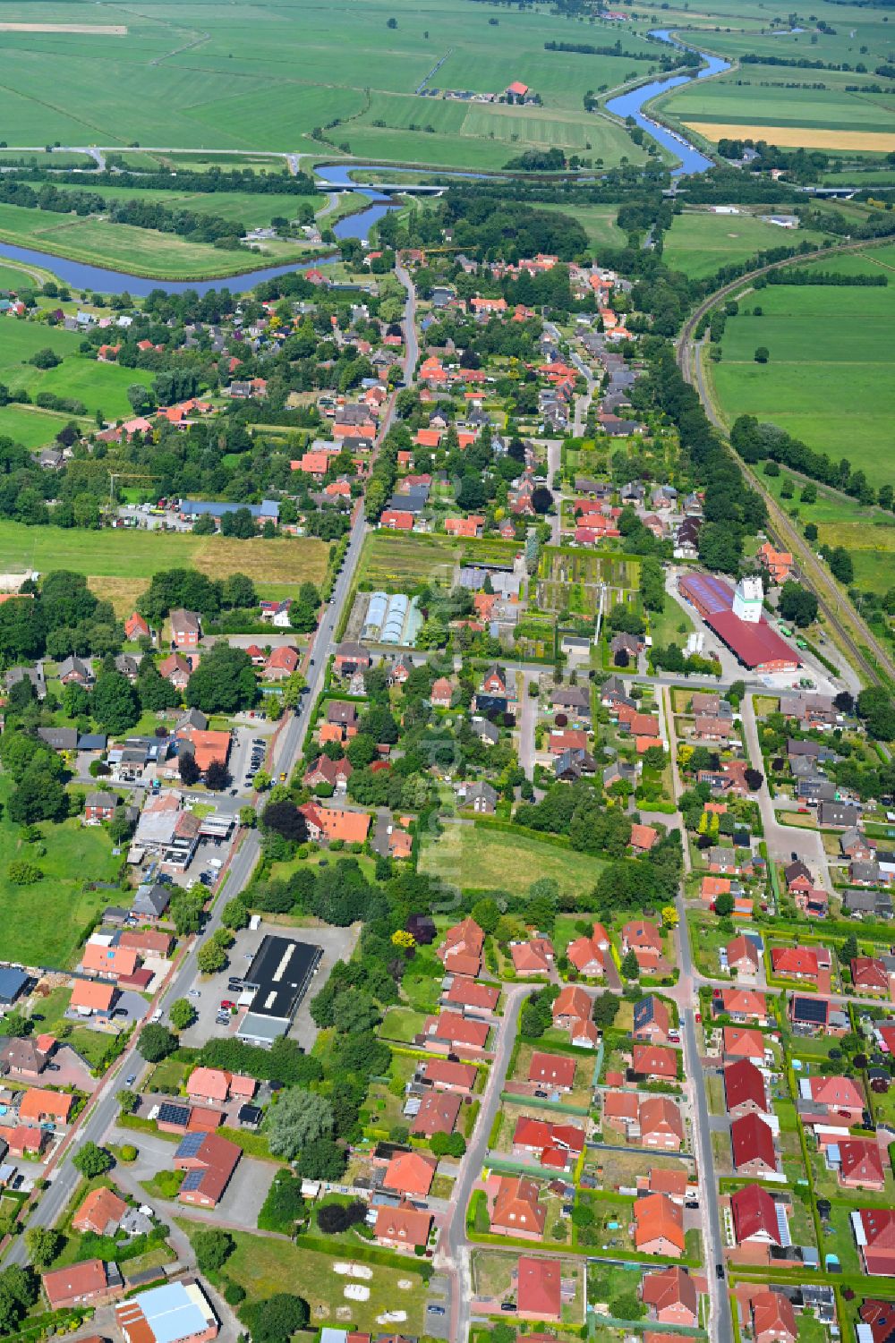 Detern von oben - Ortsansicht am Rande von landwirtschaftlichen Feldern in Detern im Bundesland Niedersachsen, Deutschland