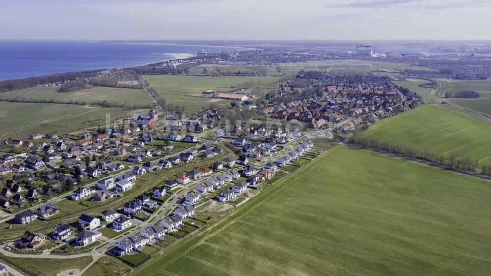 Luftaufnahme Diedrichshagen - Ortsansicht am Rande von landwirtschaftlichen Feldern in Diedrichshagen im Bundesland Mecklenburg-Vorpommern, Deutschland