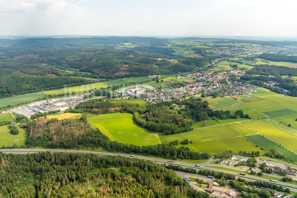 Luftaufnahme Diemelstadt - Ortsansicht am Rande von landwirtschaftlichen Feldern in Diemelstadt im Bundesland Hessen, Deutschland