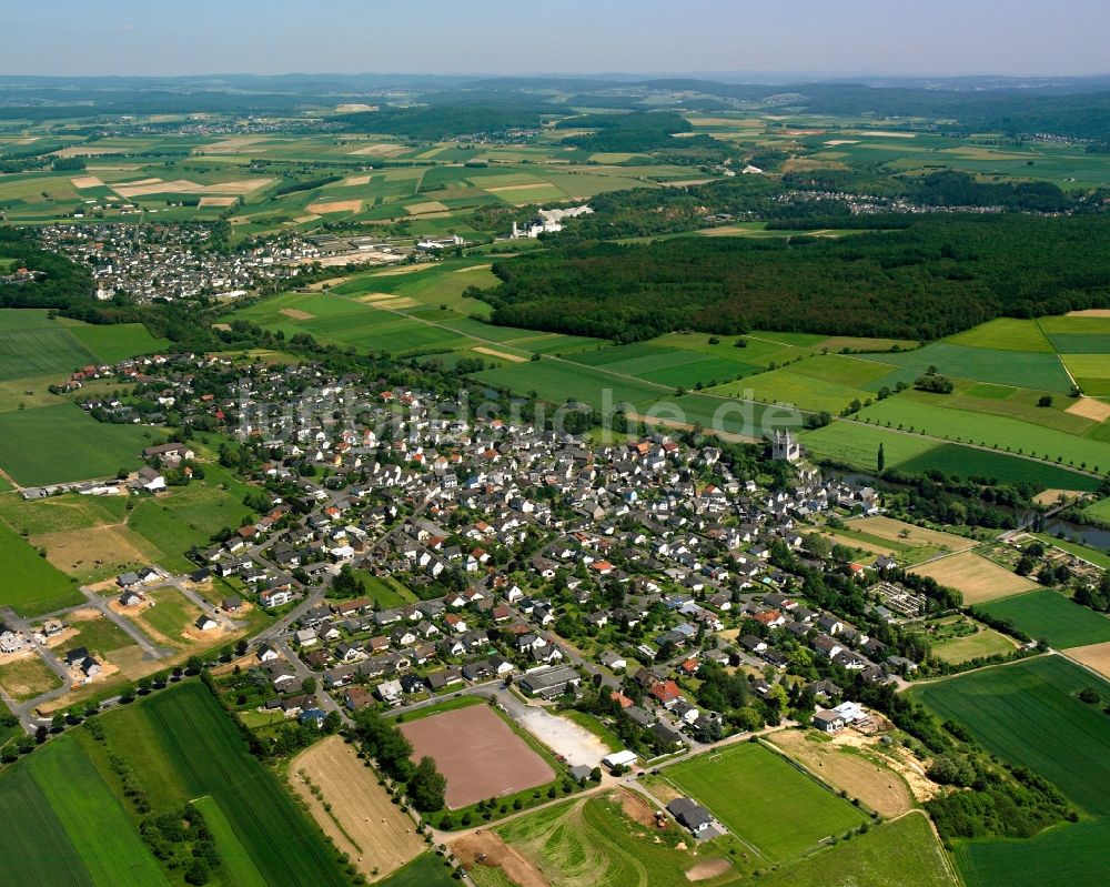 Luftaufnahme Dietkirchen - Ortsansicht am Rande von landwirtschaftlichen Feldern in Dietkirchen im Bundesland Hessen, Deutschland