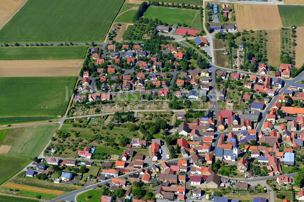 Dipbach aus der Vogelperspektive: Ortsansicht am Rande von landwirtschaftlichen Feldern in Dipbach im Bundesland Bayern, Deutschland