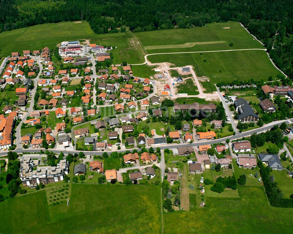 Dobel von oben - Ortsansicht am Rande von landwirtschaftlichen Feldern in Dobel im Bundesland Baden-Württemberg, Deutschland