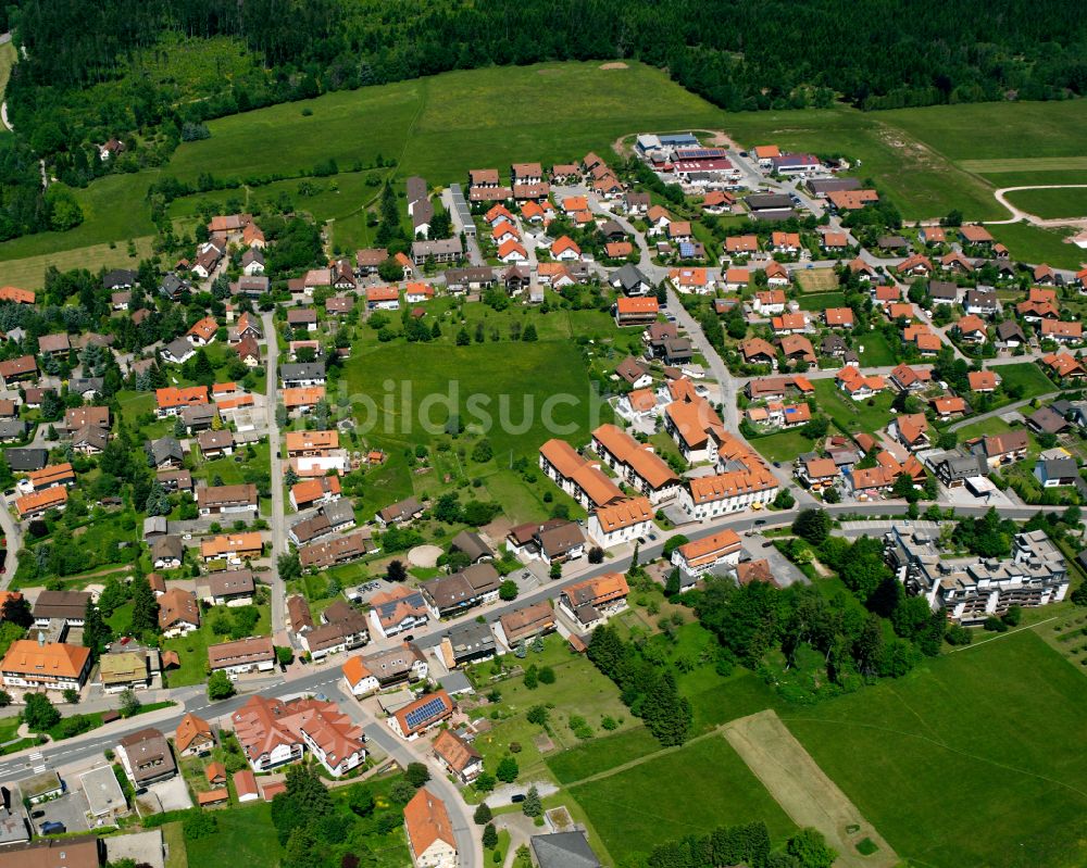 Dobel aus der Vogelperspektive: Ortsansicht am Rande von landwirtschaftlichen Feldern in Dobel im Bundesland Baden-Württemberg, Deutschland