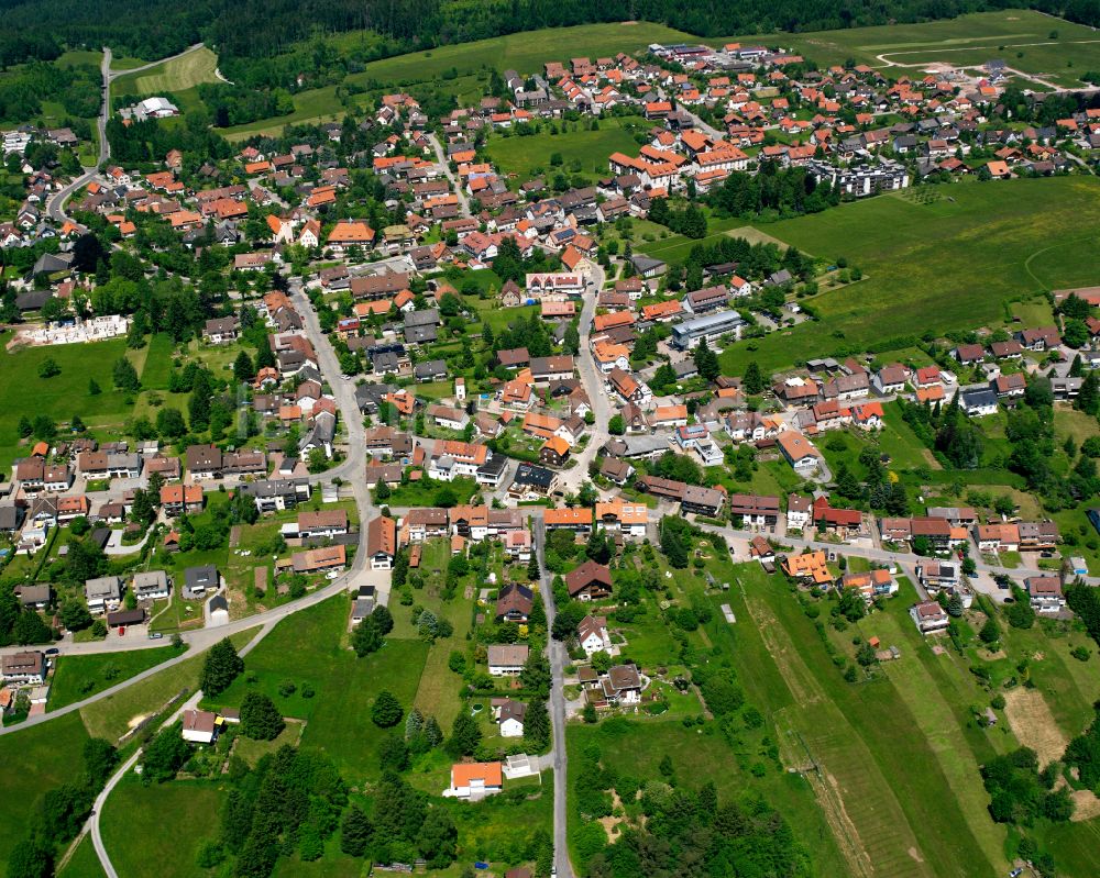 Dobel von oben - Ortsansicht am Rande von landwirtschaftlichen Feldern in Dobel im Bundesland Baden-Württemberg, Deutschland