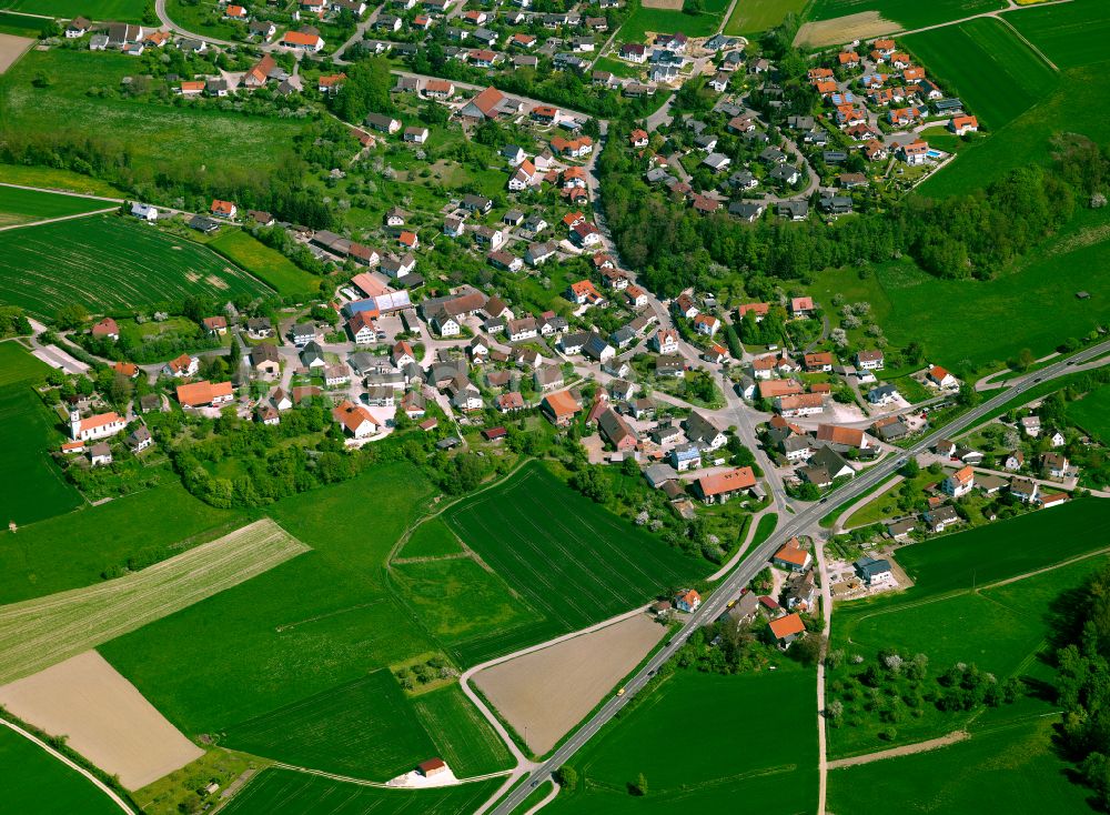 Donaurieden aus der Vogelperspektive: Ortsansicht am Rande von landwirtschaftlichen Feldern in Donaurieden im Bundesland Baden-Württemberg, Deutschland