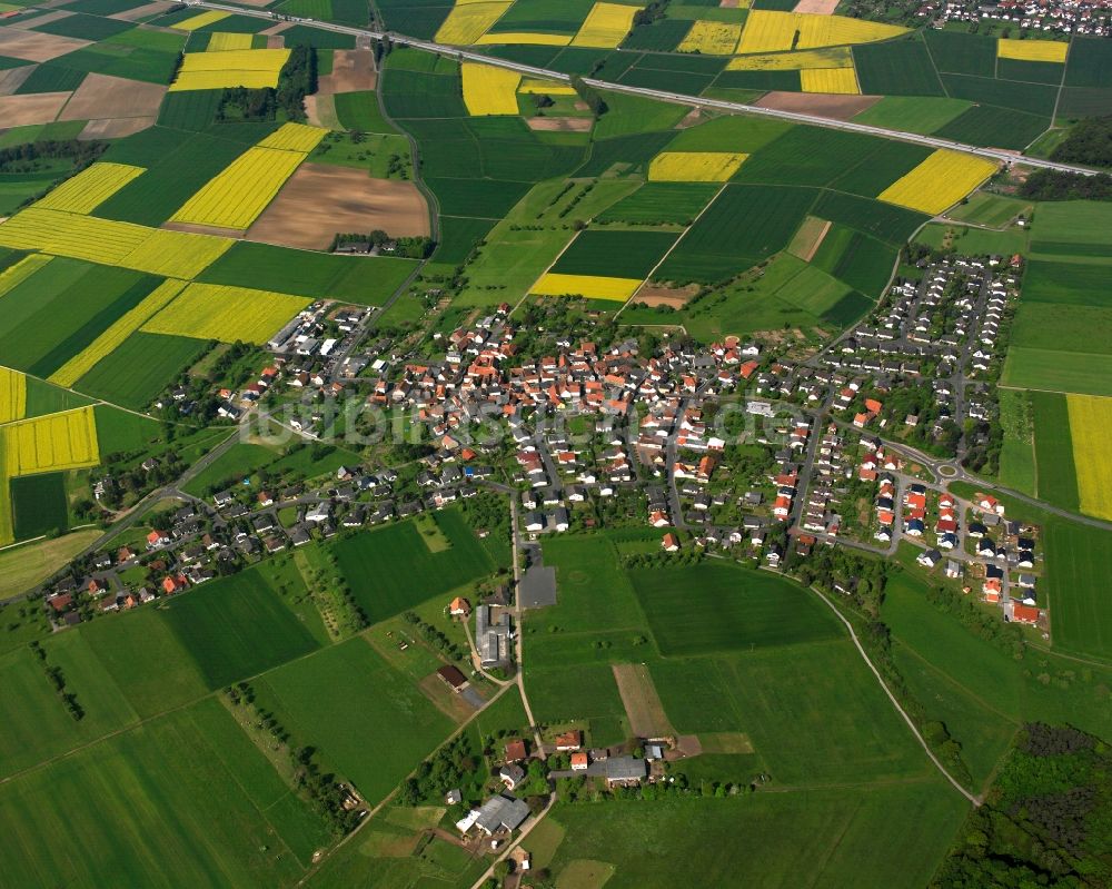 Dorf-Güll aus der Vogelperspektive: Ortsansicht am Rande von landwirtschaftlichen Feldern in Dorf-Güll im Bundesland Hessen, Deutschland