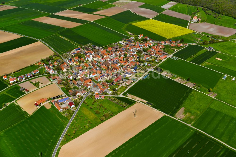 Dornheim von oben - Ortsansicht am Rande von landwirtschaftlichen Feldern in Dornheim im Bundesland Bayern, Deutschland