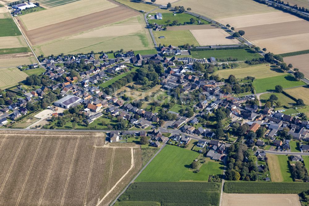 Luftbild Doveren - Ortsansicht am Rande von landwirtschaftlichen Feldern in Doveren im Bundesland Nordrhein-Westfalen, Deutschland