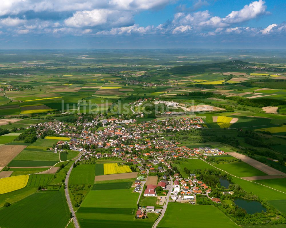 Luftaufnahme Dürmentingen - Ortsansicht am Rande von landwirtschaftlichen Feldern in Dürmentingen im Bundesland Baden-Württemberg, Deutschland